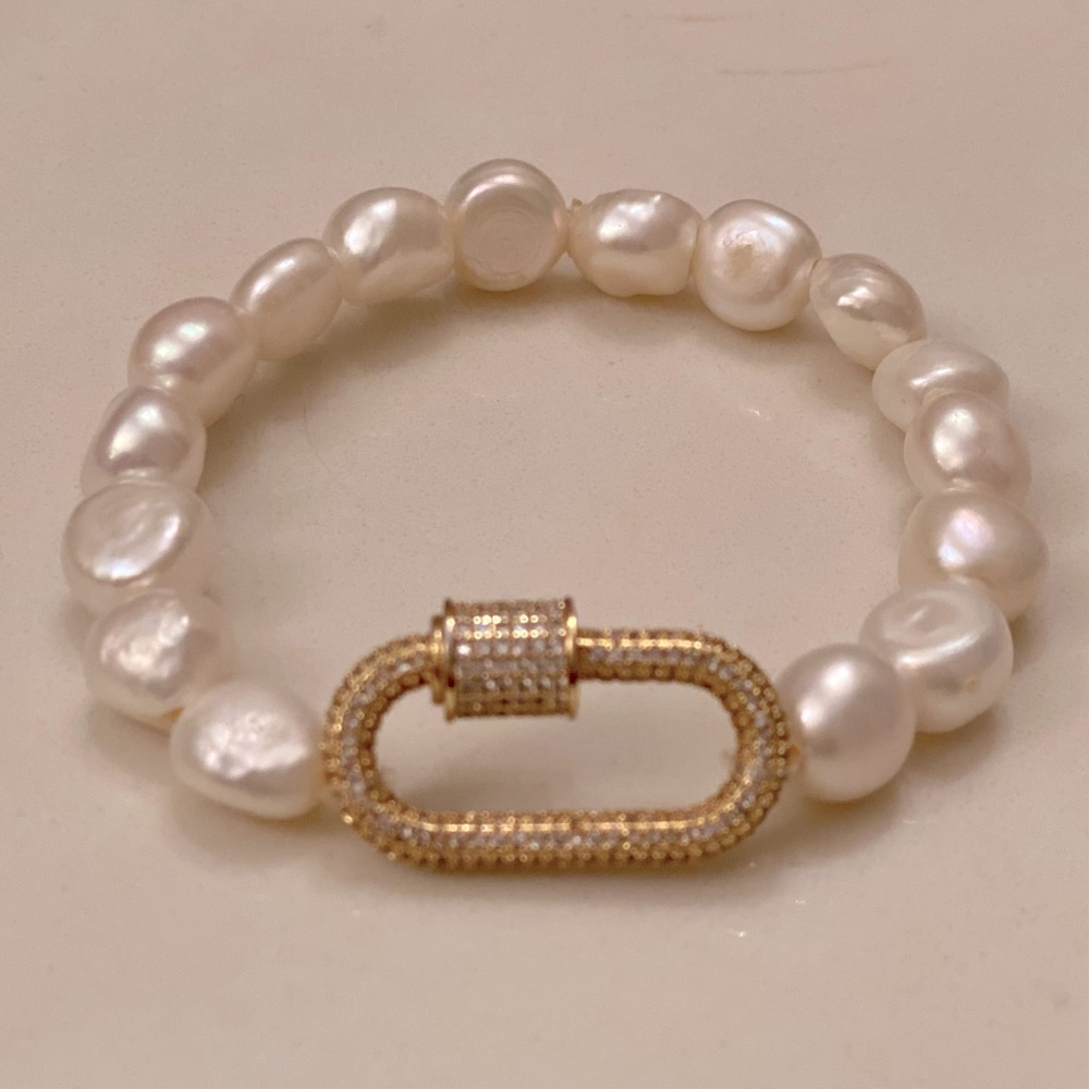 Handcrafted freshwater pearl and gold bracelet